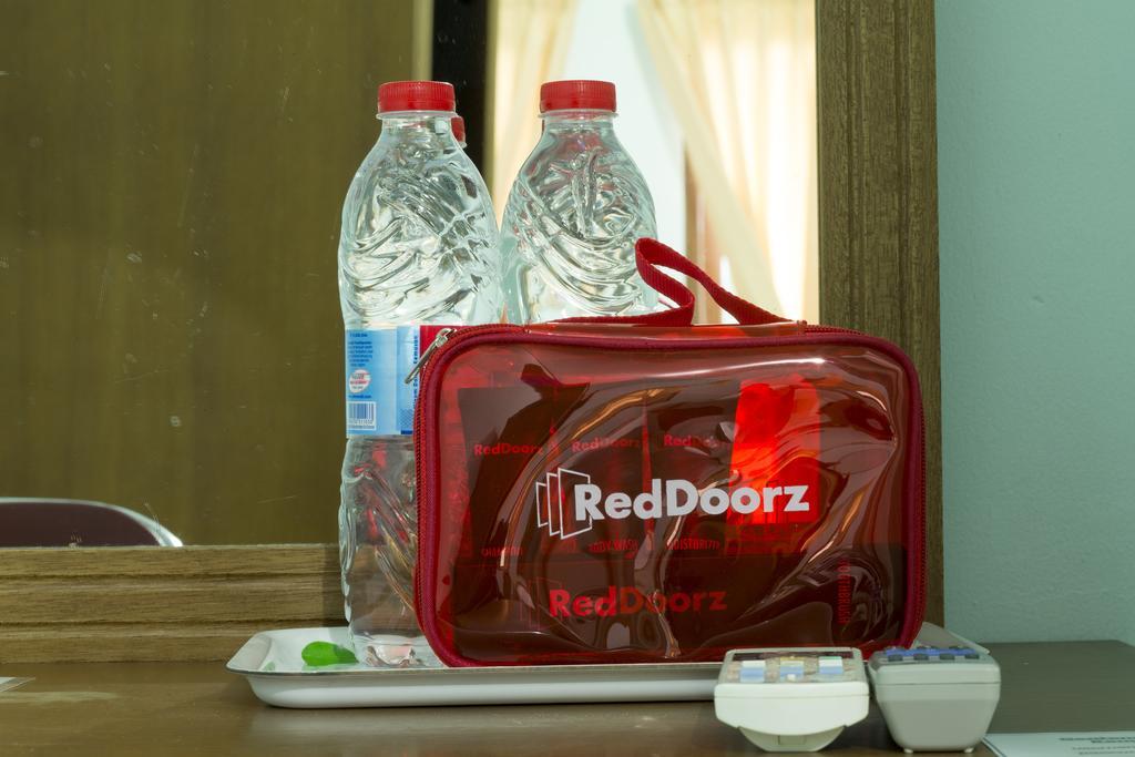 ホテル Reddoorz @ Pantai Cemara Sanur エクステリア 写真