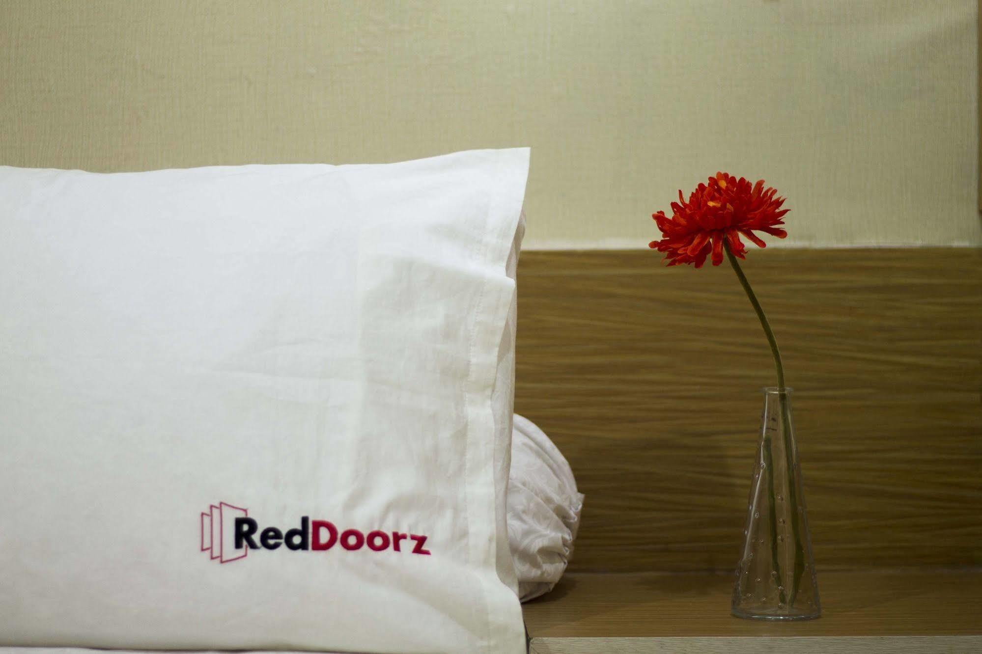 ホテル Reddoorz @ Pantai Cemara Sanur エクステリア 写真